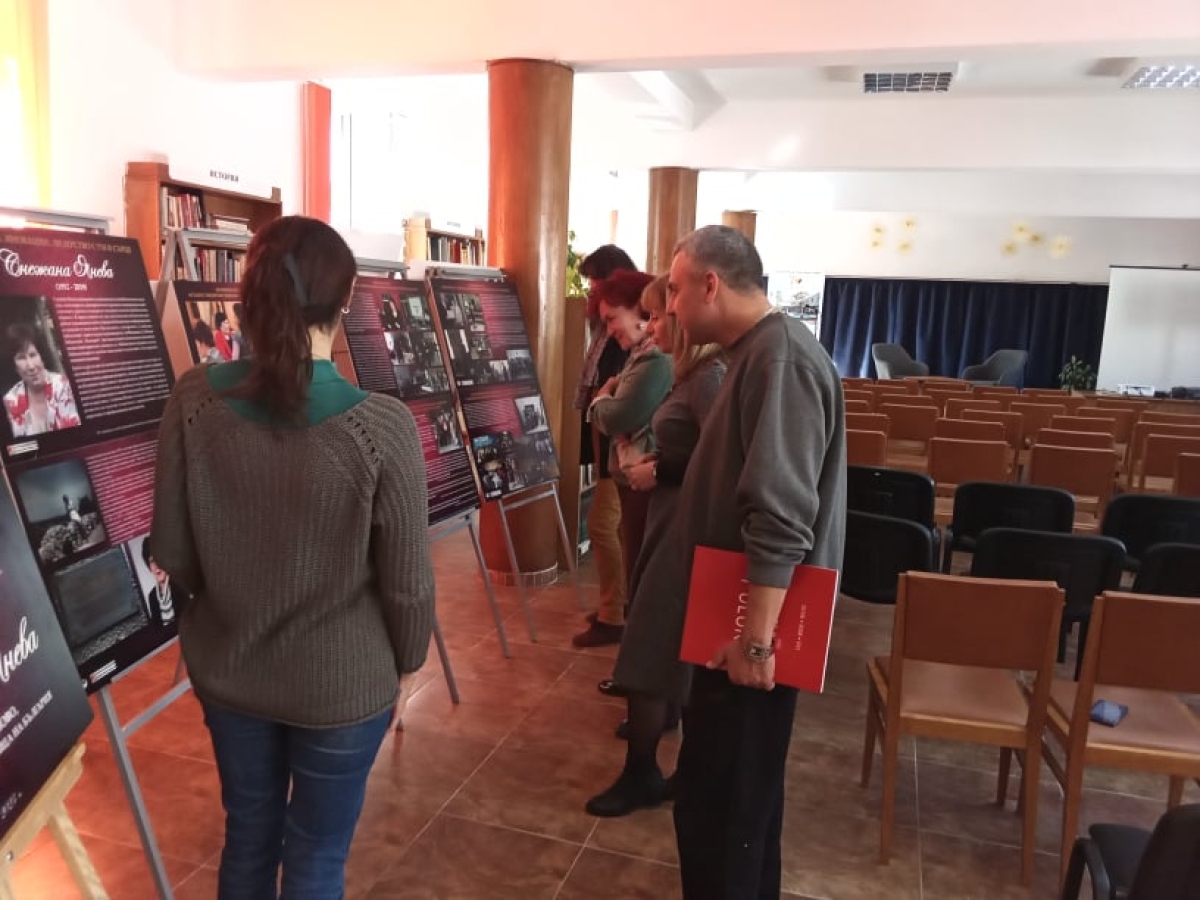 Изложбата за Снежана Янева „Традиции, иновации, лидерство с ум и сърце“ се показва в родния и град Димитровград